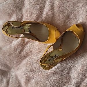 Sz 6.5 Michael Kors yellow patent slingback peep toe wedges.